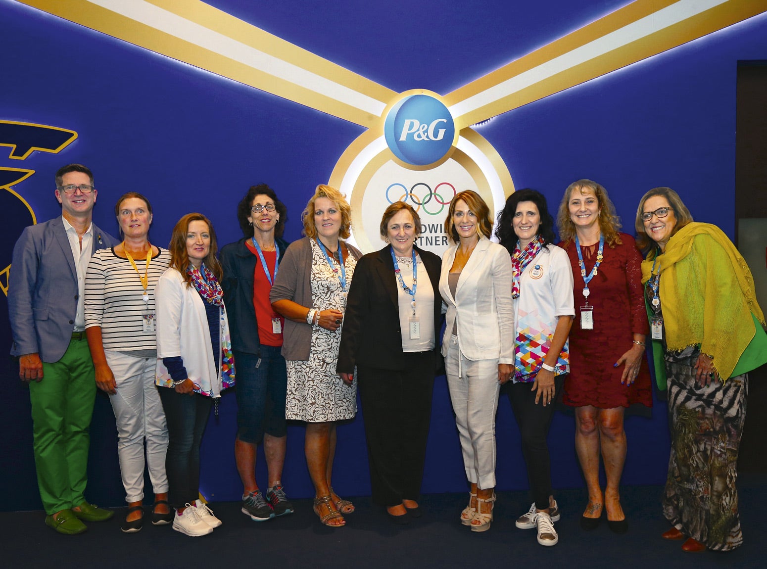 Las madres de la campaña Gracias, mamá, con Nadia Comanecci (de blanco), y Phil Duncan, de P&G.