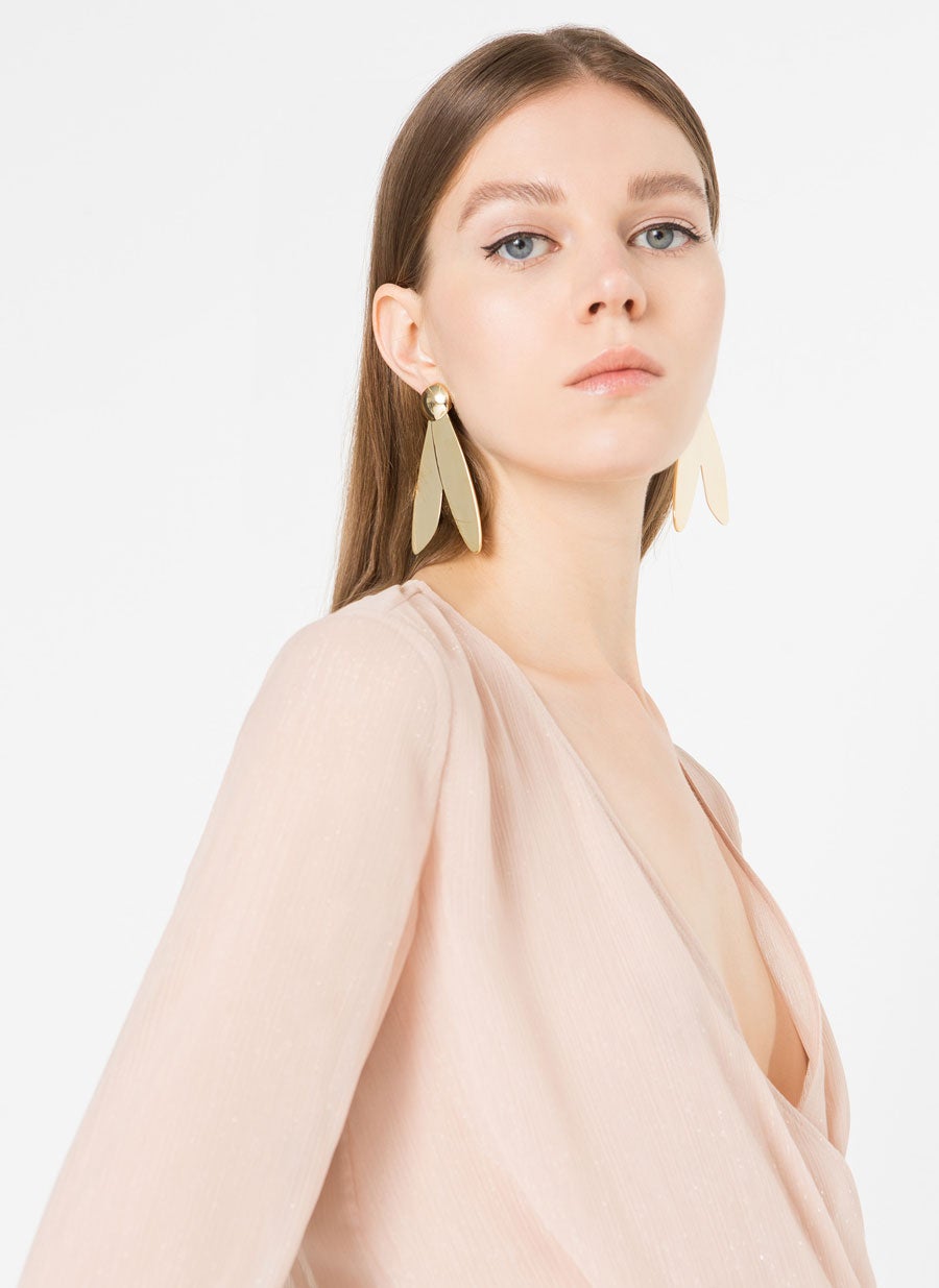 Con forma de pétalos de flor, pendientes de la nueva colección de Uterqüe (Precio: 39 euros)