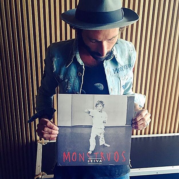 "Vuelvo a ser el chiquillo de la portada. Profunda emoción. #Monstruos" (Instagram: @Leivaoficial_)