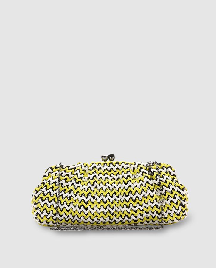 En blanco, amarillo y negro, este bolso con cadena de Abbacino (Precio rebajado de 65 euros a 29.99 euros)