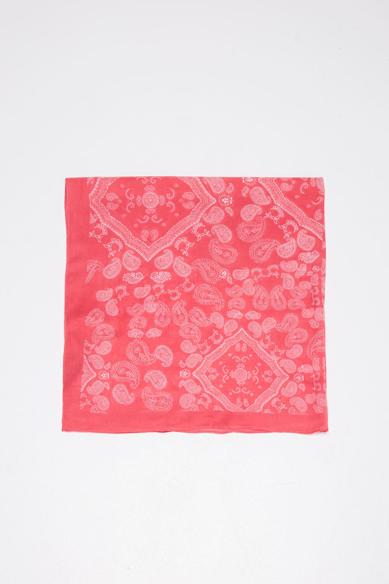 Una bandana con la que podrás hacerte en rebajas (Precio rebajado de 26,99 euros a 7,99 euros).