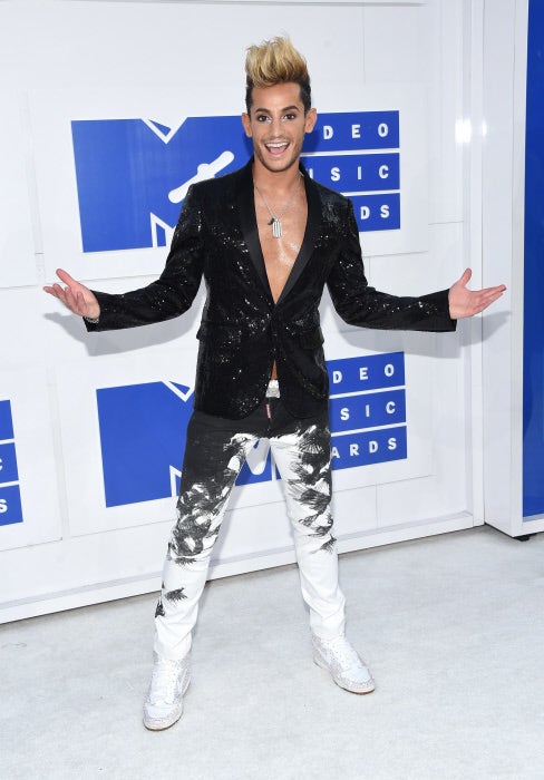 Frankie Grande fue uno de los hombres con look más llamativo de la alfombra roja.