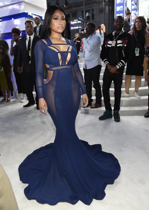 La cantante volvió a no dejar a nadie indiferente con su look, esta vez un ajustadísimo vestido azul cobalto con transparencias de Bao Tranchi.