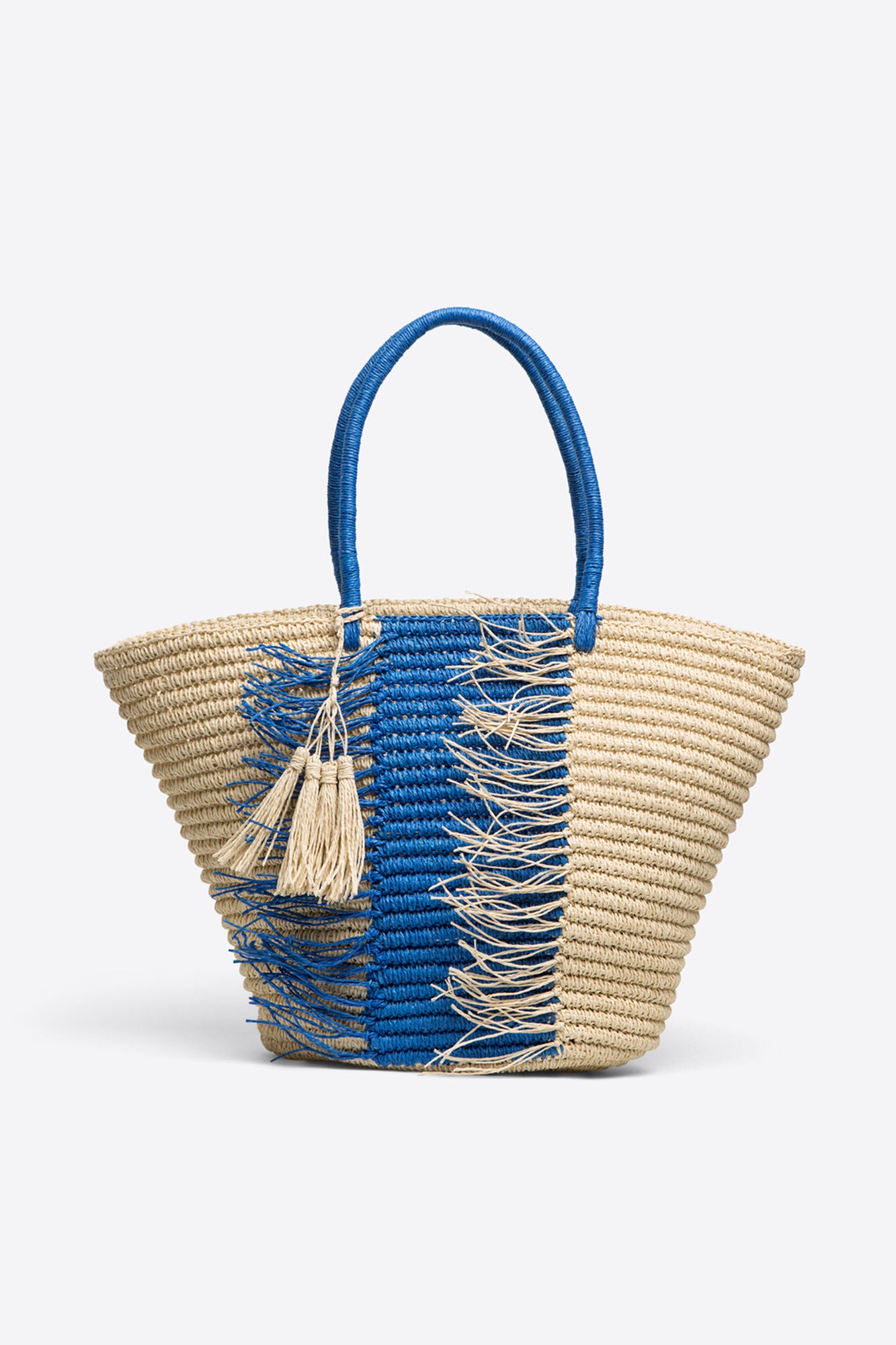 Aunque ya no vas a ir a la playa esta temporada, este bolso de rafia puede ser genial para conservarlo para el próximo verano (Precio rebajado de 29.9 euros a 11.99 euros).