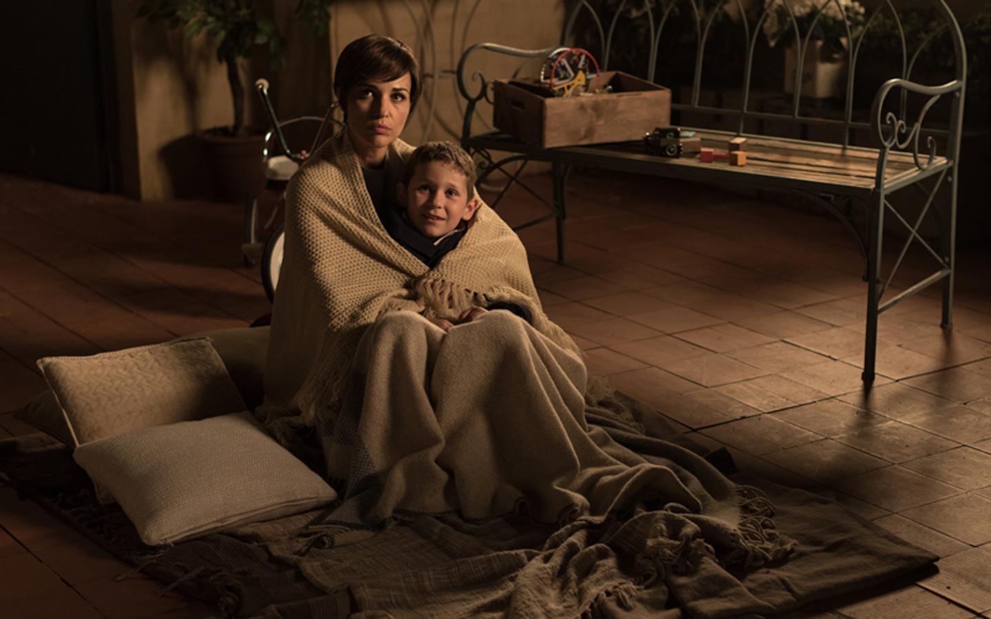 En los cinco años que han pasado desde la desaparición de Alberto (Miguel Ángel Silvestre), Ana (Paula Echevarría) ha criado al pequeño Alberto (Aitor Calderón) mientras se convertía en una diseñadora de moda de éxito.