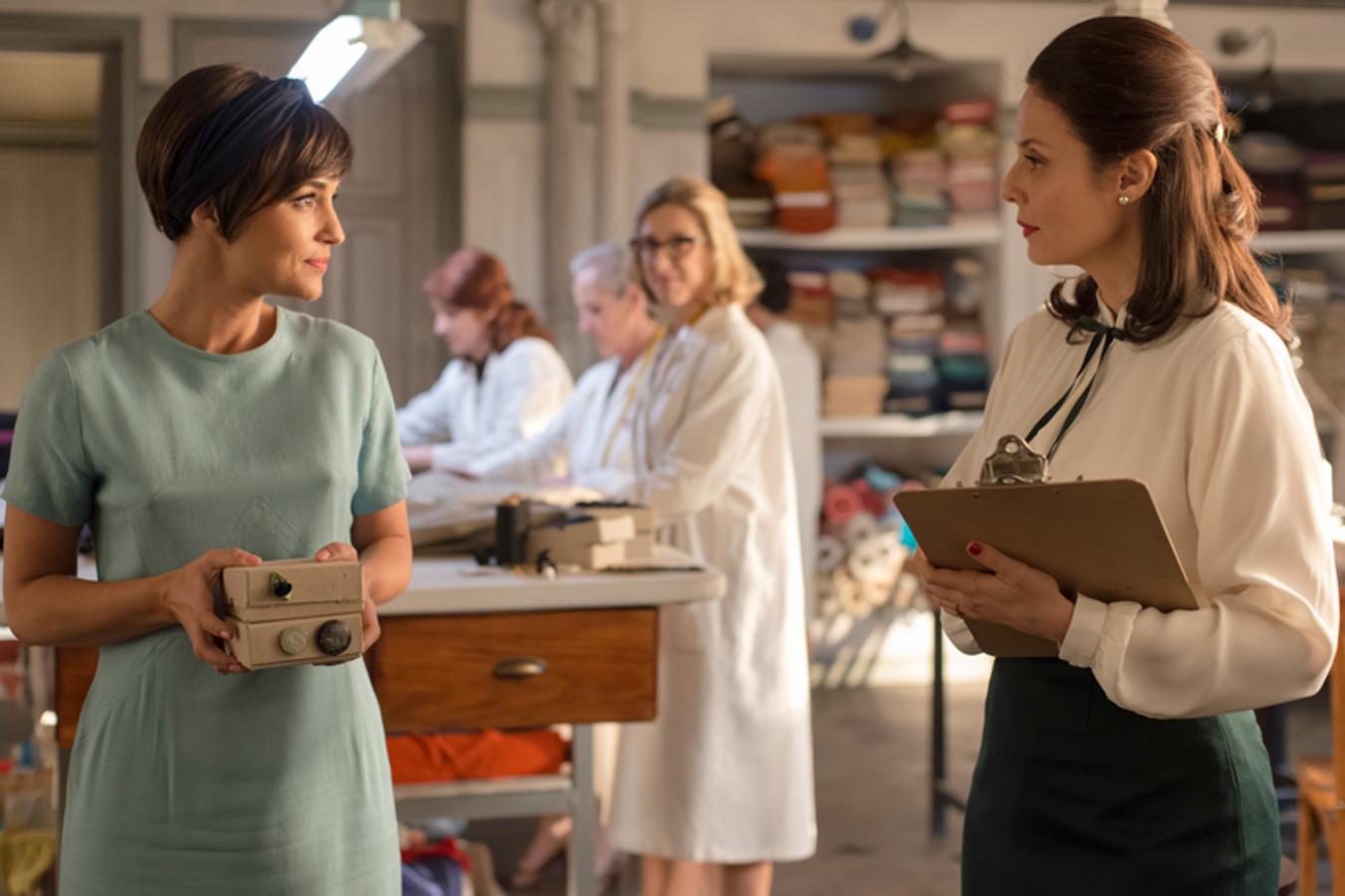 Después de convertirse en una diseñadora de éxito, Ana (Paula Echevarría) vuelve a las galerías Velvet y allí coincidirá con doña Blanca, que sigue dirigiendo el taller con mano de hierro... ¿O no?