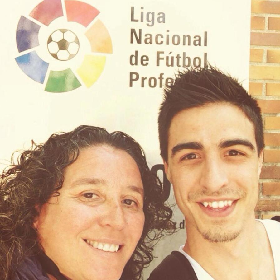 Joel sabe que su madre se ha sacrificado muchas veces para que en casa hubiera dinero para sus competiciones. Hoy sabe reconocérselo.