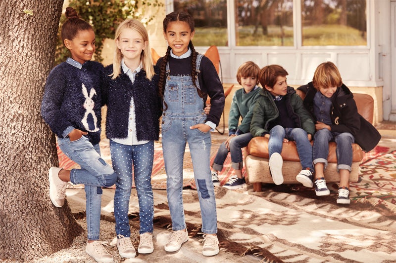 Lefties apuesta en su colección para los peques de la casa por la comodidad con jeans, zapatillas y sudaderas como elementos clave.