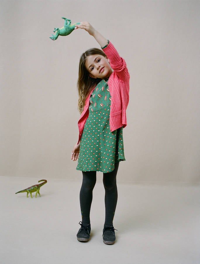 En la colección otoño-invierno 2016 de la línea infantil de Nice Things figuran vestidos estampados como este en color verde