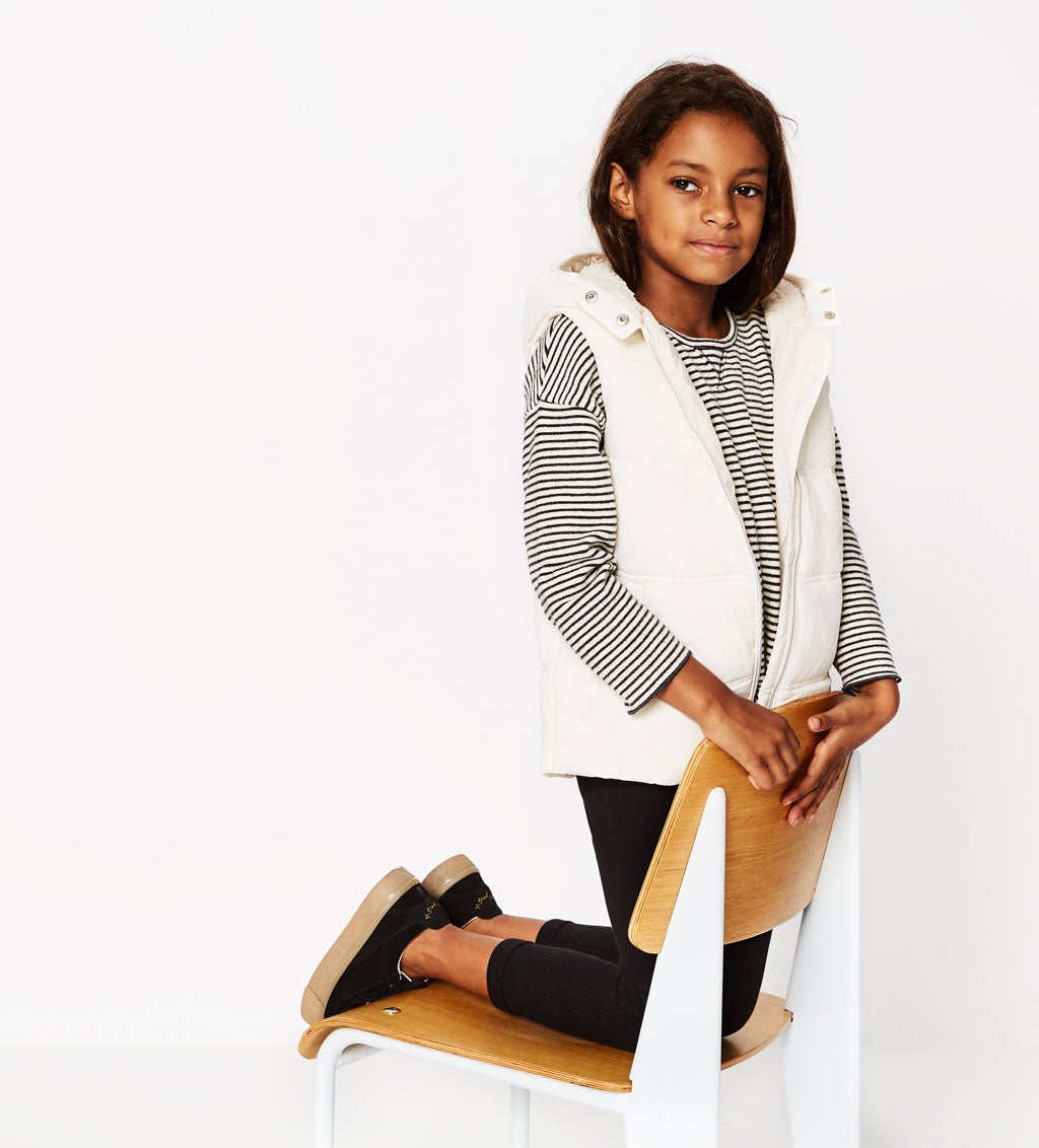 Para las niñas, el blanco y negro también se postula entre los favoritos de la colección de Zara