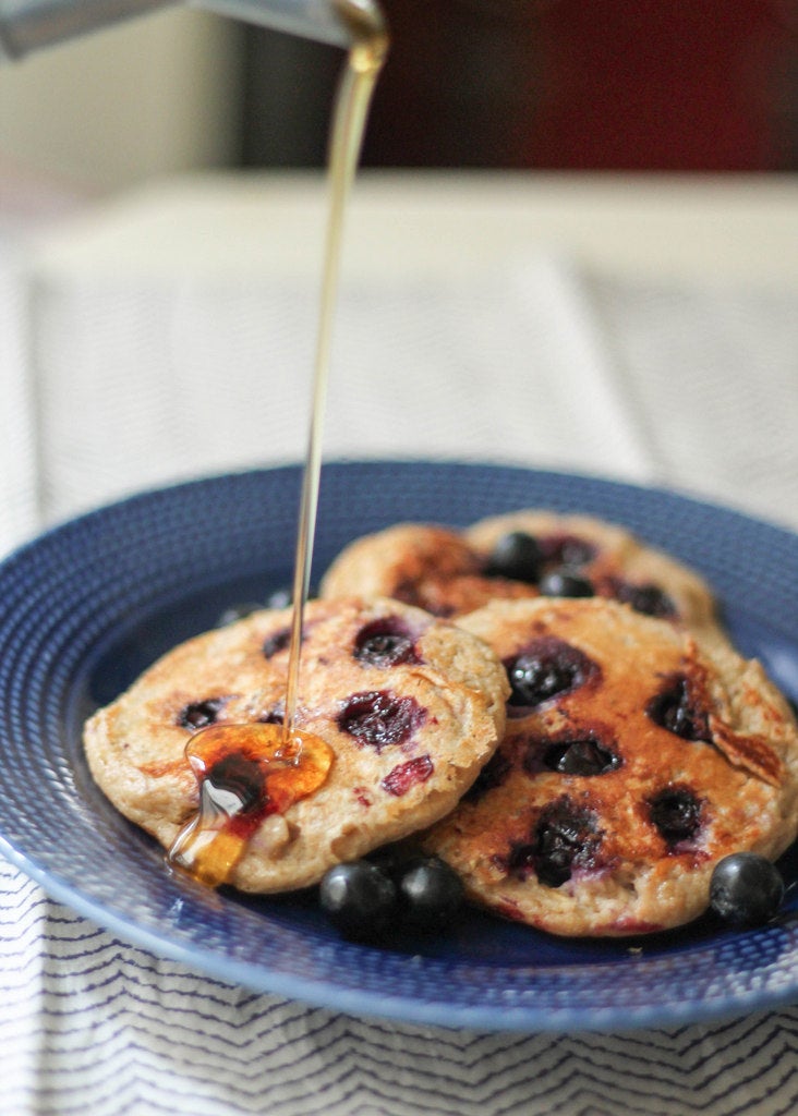 Tortitas de avena, yogur y arándanos.