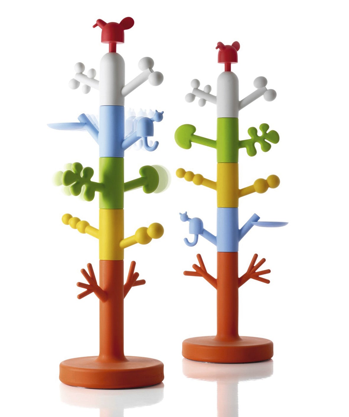 Hay dos versiones de este perchero (blanco y multicolor), para que nadie deje el abrigo sin colgar. www.magisdesign.com.