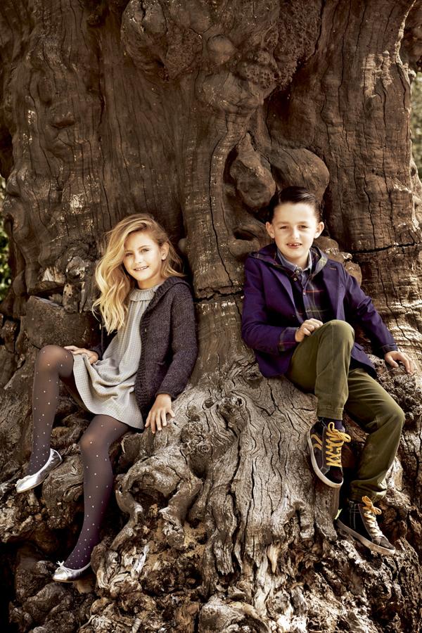 Carlota lleva chaqueta de Nícoli (61,95 €), vestido de Gocco (36,99 €), medias de Cóndor (14,50 €) y bailarinas de C&A (8,90 €). Yago, chaqueta (53,99 €) y pantalón (25,99 €) de Mayoral; y camisa de cuadros con capucha (40,90 €) y polo gris (27,90 €) de Nícoli. Las botas son de Primigi (C.P.V.). Estilismo: Verónica Suárez. Maquillaje y peluquería: Joel Bittencourt (Ana Pardo) para Elizabeth Arden y Kérastase.Asistente de fotografía: Jota Martínez. Asistentes de estilismo: Jorge Gilarranz y Antonio Pinilla.