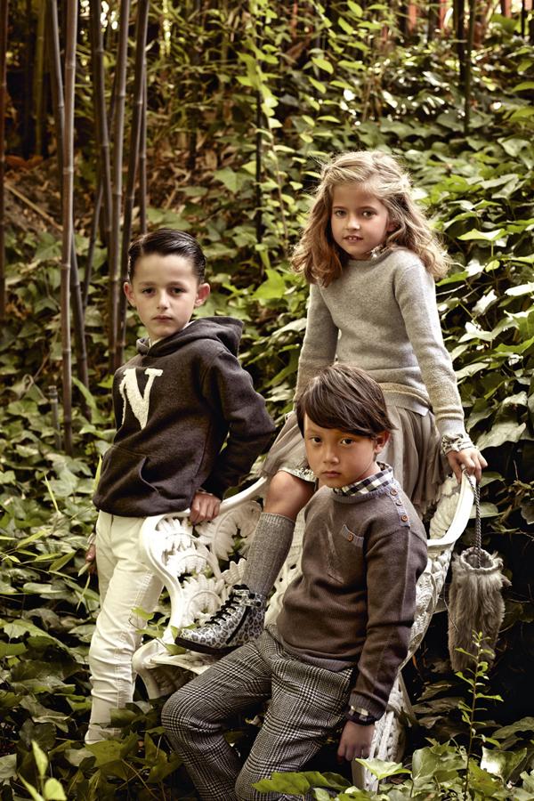 Yago posa con camisa (34,50 €) y sudadera (37,90 €) de Nícoli, pantalón de Gocco (26,99 €) y zapatillas de Kiabi (17 €). Ana viste camisa de C&A (9,90 €), jersey de Chicco (C.P.V.), falda de Tuc Tuc (35,95 €), calzas de Cóndor (4,90 €) y botas de Primigi (C.P.V.). Iñigo lleva jersey de Gocco (34,99 €), camisa de Chicco (C.P.V.) y pantalón de Scotch and Soda (69,95 €). Estilismo: Verónica Suárez. Maquillaje y peluquería: Joel Bittencourt (Ana Pardo) para Elizabeth Arden y Kérastase.Asistente de fotografía: Jota Martínez. Asistentes de estilismo: Jorge Gilarranz y Antonio Pinilla.