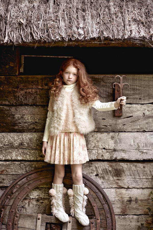 Sara ha elegido jersey y vestido de Chicco (C.P.V.); chaleco de Bonpoint (C.P.V.); y calzas de Scotch and Soda (39,95 €). Estilismo: Verónica Suárez. Maquillaje y peluquería: Joel Bittencourt (Ana Pardo) para Elizabeth Arden y Kérastase.Asistente de fotografía: Jota Martínez. Asistentes de estilismo: Jorge Gilarranz y Antonio Pinilla.