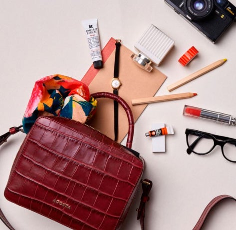 A pesar de su reducido tamaño, el bolso tipo maletín de Acosta es perfecto para el día a día (Precio: 345 euros)