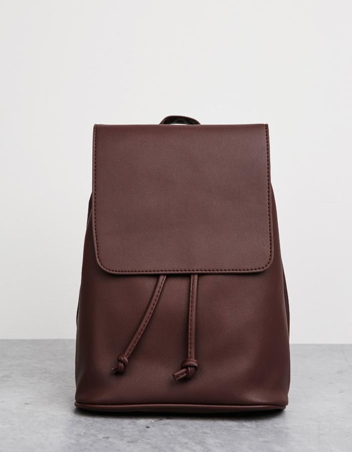 Apuesta por las mochilas de estilo minimalista para cualquier look, triunfarás. Esta de Bershka está disponible en varios colores (Precio: 15.99 euros)