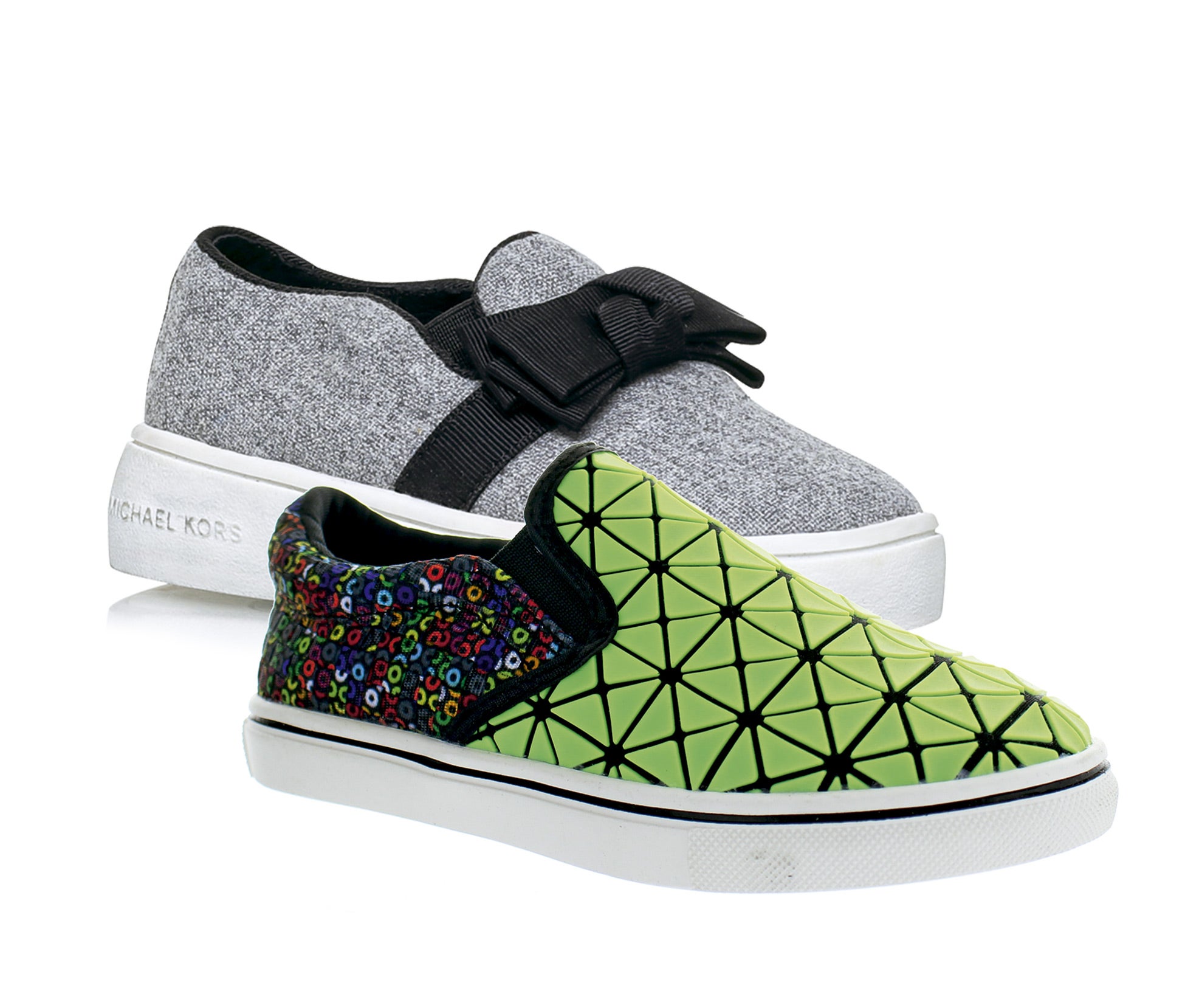 Cuanto más cómodo, mejor. Si esa es la primera norma de la ropa deportiva, la segunda es que la comodidad y la practicidad no signifiquen perder el estilo. Las zapatillas, tan de moda también entre los más pequeños, tienen ahora nueva versión sin cordones: las conocidas slip on llegan en versión mini, de la mano de numerosas firmas. (Bernie Mev, Michael Kors)