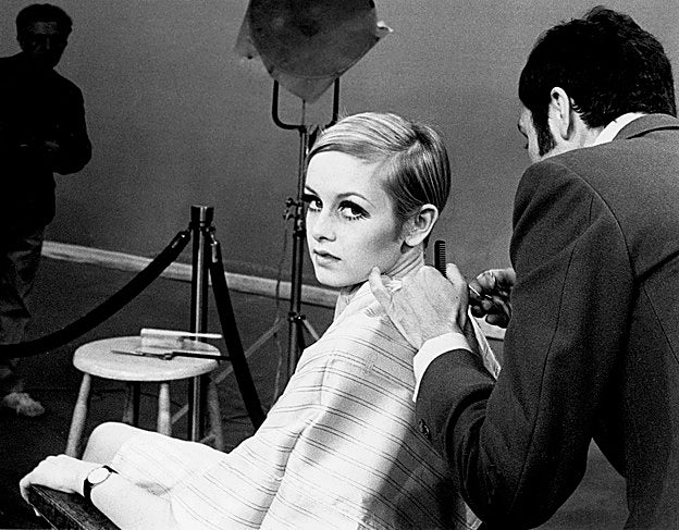 Twiggy cortándose el pelo