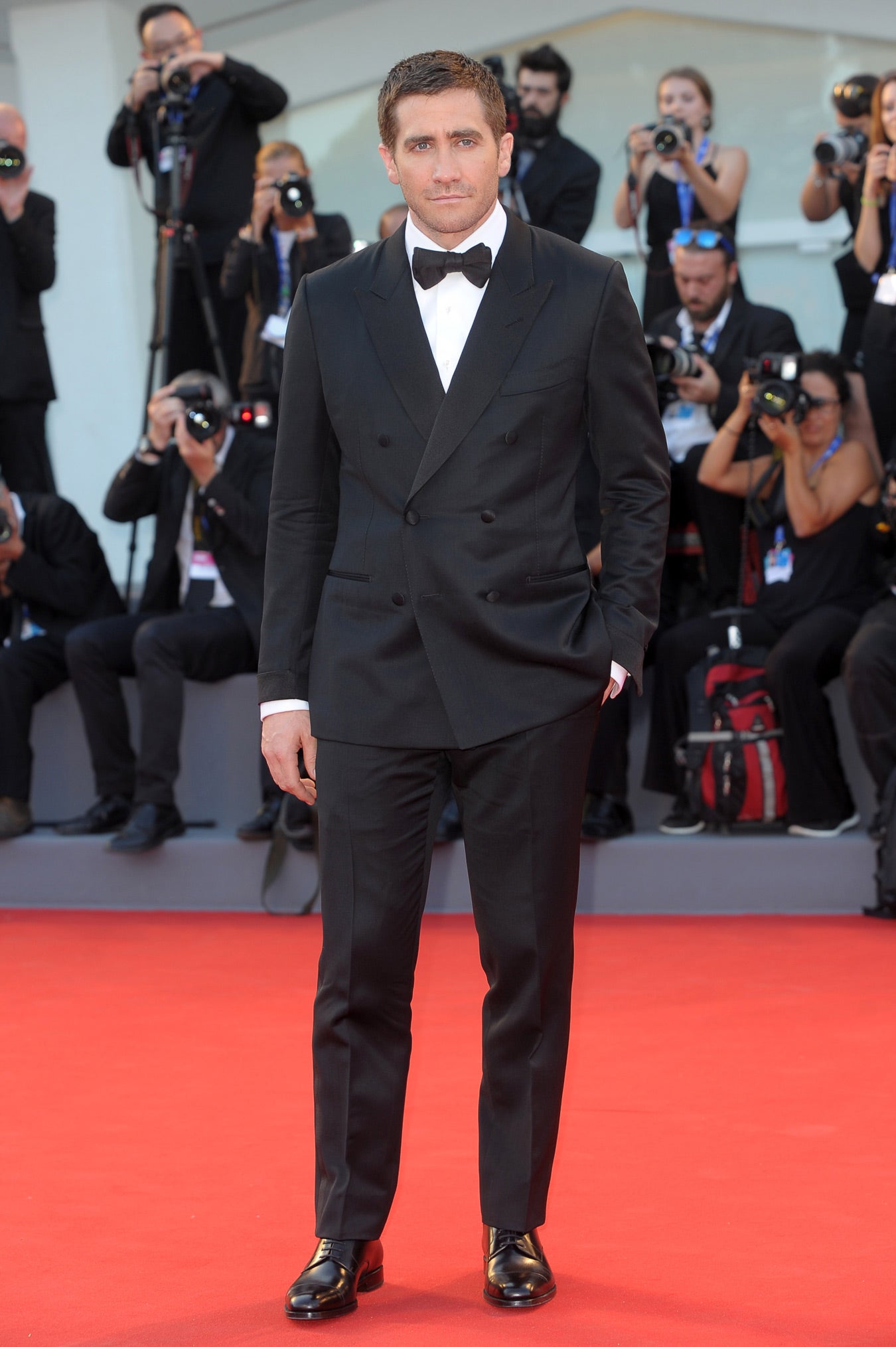 El actor y productor de cine estadounidense Jake Gyllenhaal llegaba a la alfombra roja enfundado con un clásico traje.