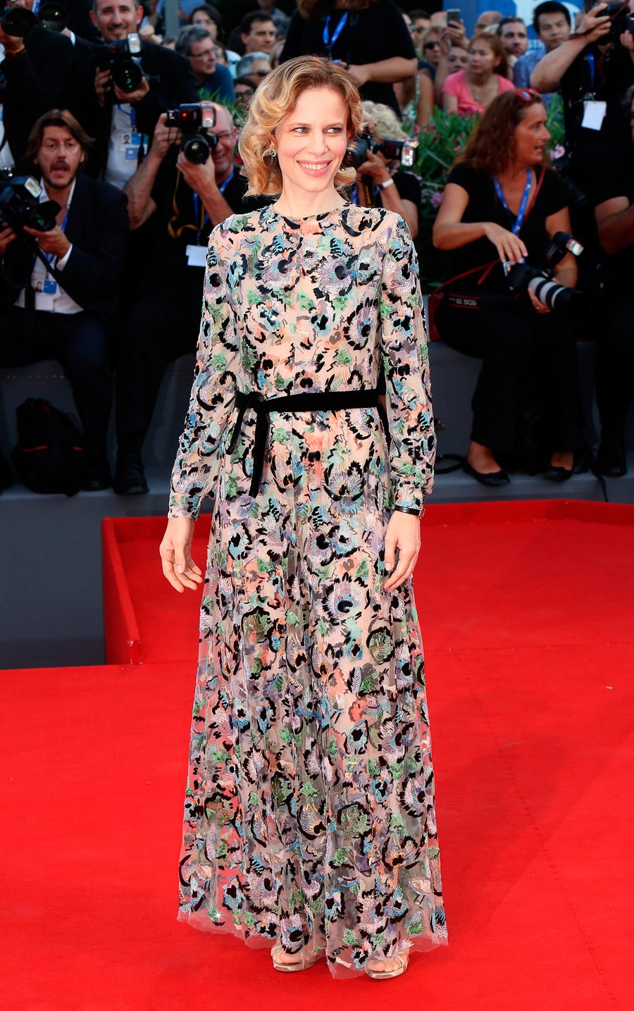 La actriz Sonia Bergamasco aparecía con este vestido con transparencias y estampado variado.