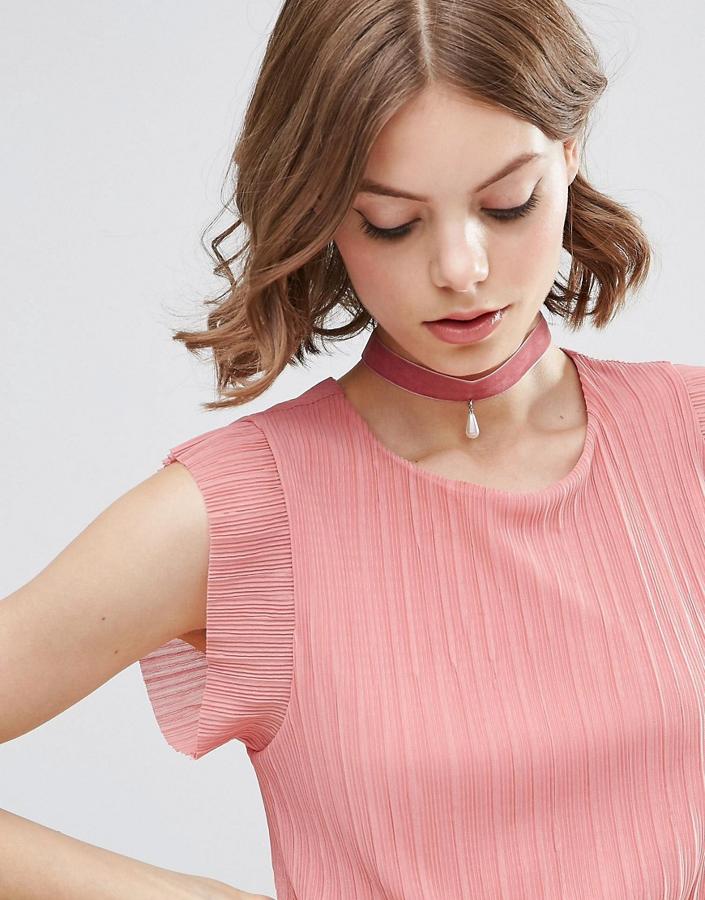 El rosa también puede servir para restar el efecto cañero de los choker (Precio: 8 euros)