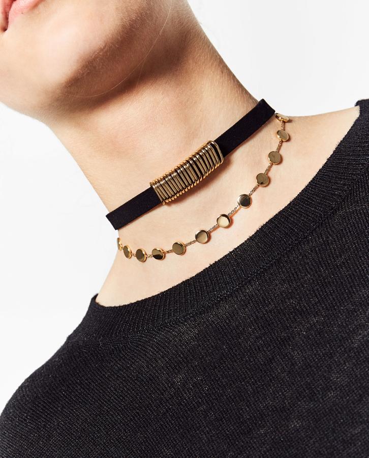 Zara apuesta por los packs de dos choker como este en negro y dorado(Precio: 12.95 euros)