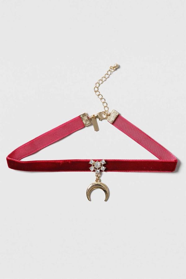 De terciopelo en color rojo, así es una de las propuestas de Topshop (Precio: 10 euros)