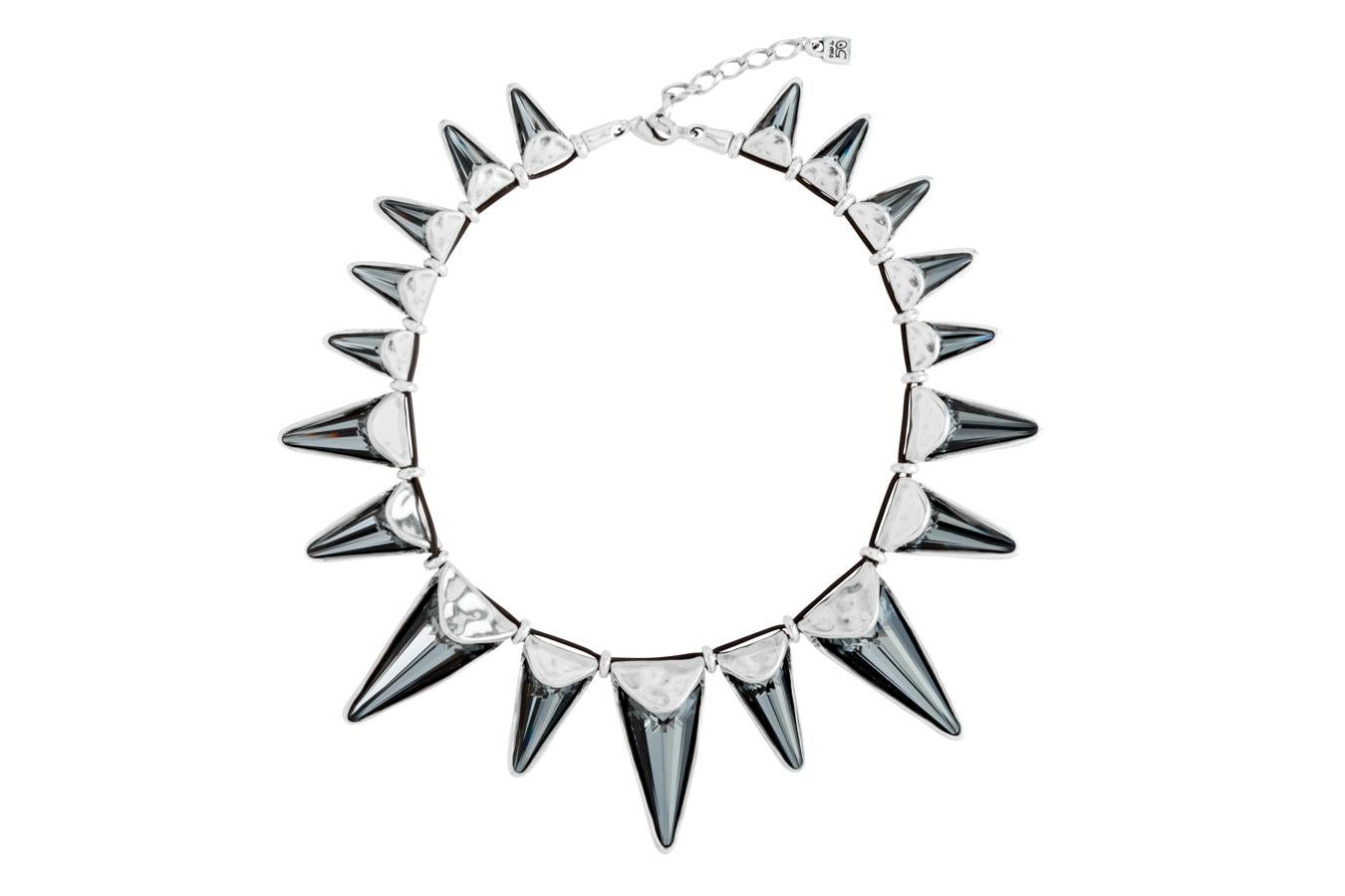 Entre las piezas de Uno de 50 también encontramos gargantillas a modo de choker como esta (CPV).