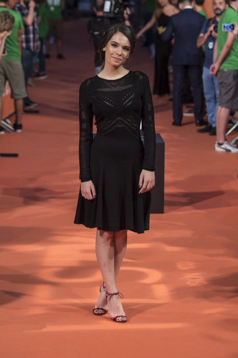 Claudia Traisac apostó por un sencillo LBD con sandalias en contraste.