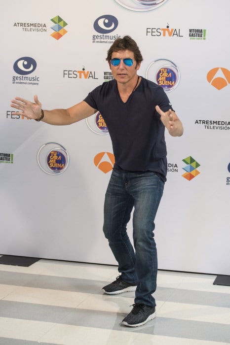 Manel Fuentes apostó por un estilismo 'sporty', con jeans, camiseta de algodón lisa y zapatillas de deporte en la presentación a la prensa de la nueva temporada de 'Tu cara me suena'.