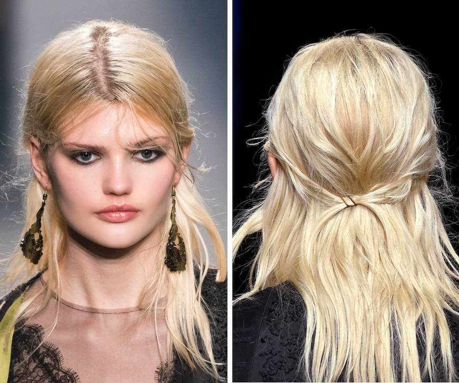 Melena en rubio platino con raya en medio, que se recoge con un par de mechones sujetos con horquilla en la parte posterior.