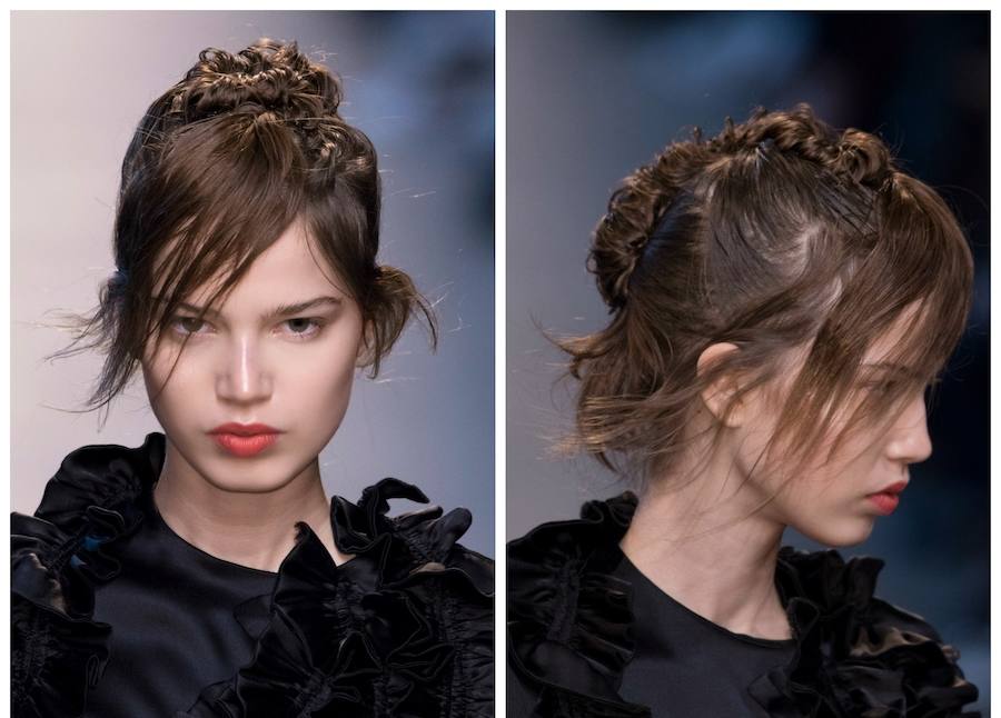 Recogido de sensación inacabado que deja mechones dispersos y flequillo largo ladeado de forma casual.