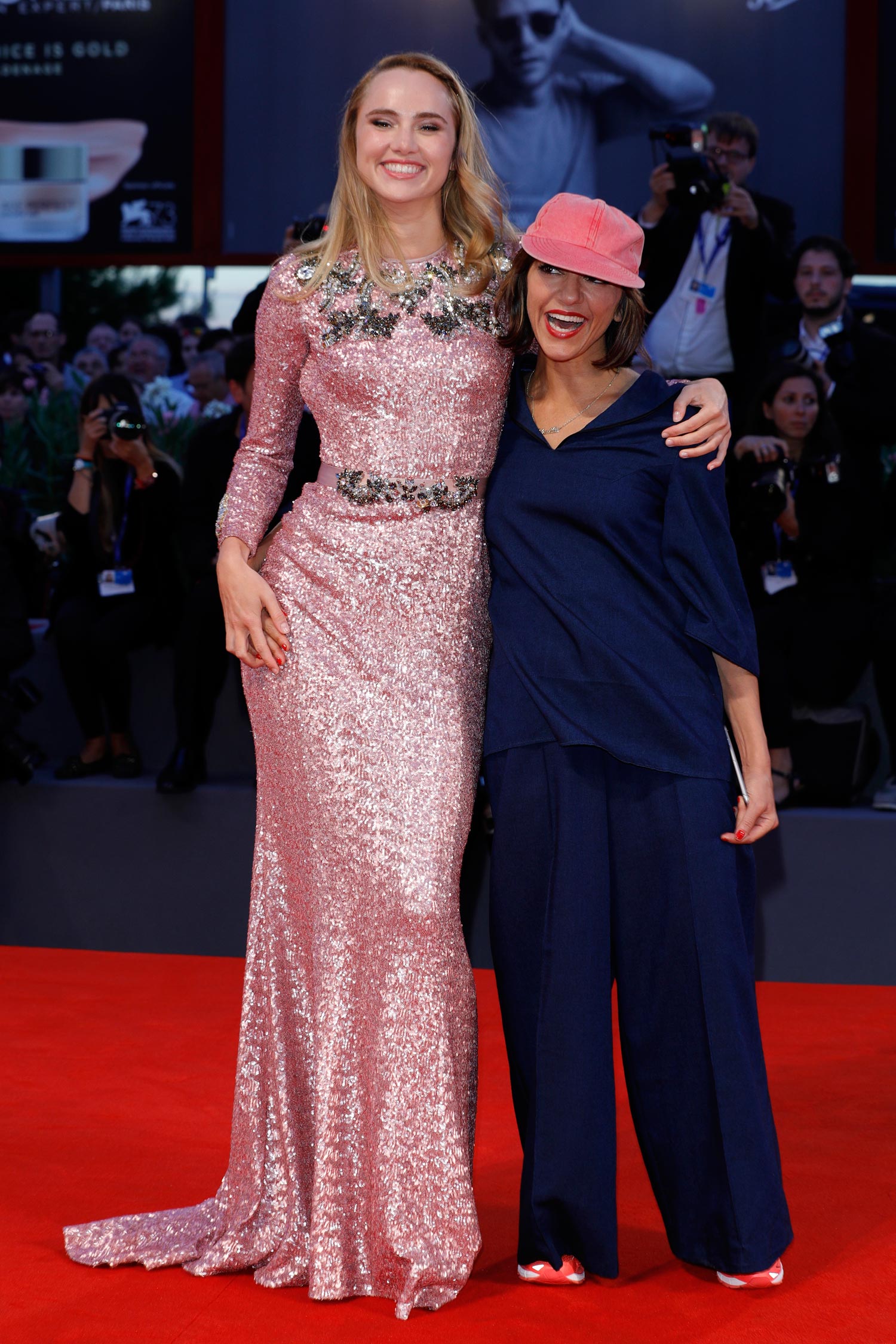 El espectacular diseño de D&G que lució Suki Waterhouse contrasta con el estudiado look 'sporty' de la directora de su película.