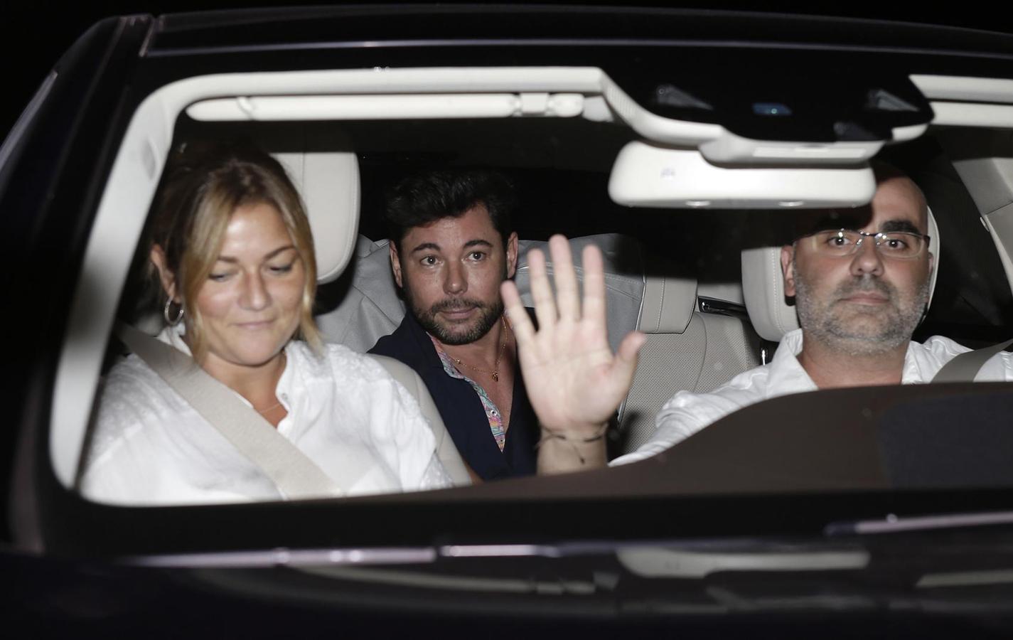 Miguel Poveda ya disfrutó anoche de la barbacoa de bienvenida de un enlace que se extenderá durante tres días de celebración.