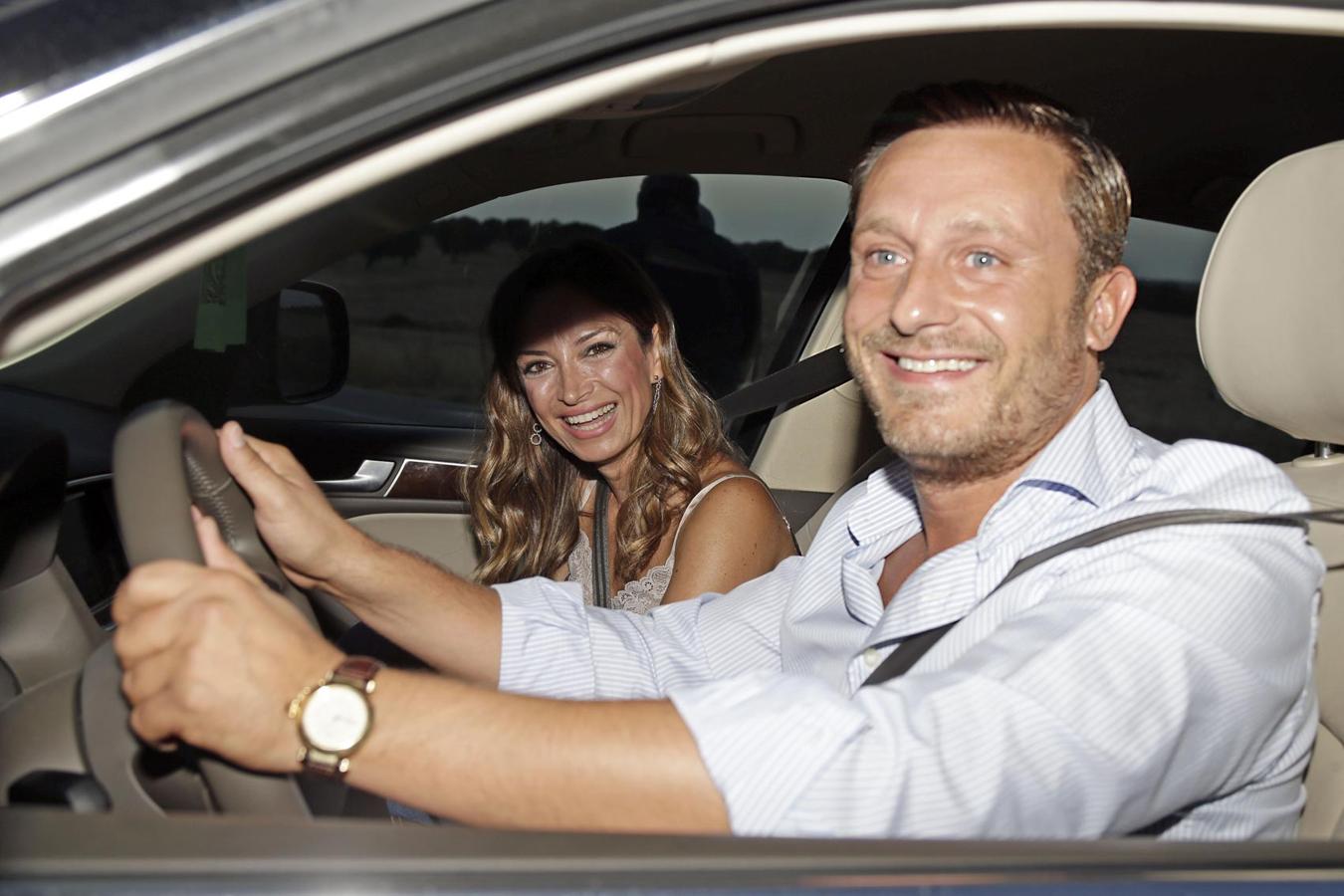 El cantante y su pareja, muy sonrientes a la entrada de Valdepalacios.