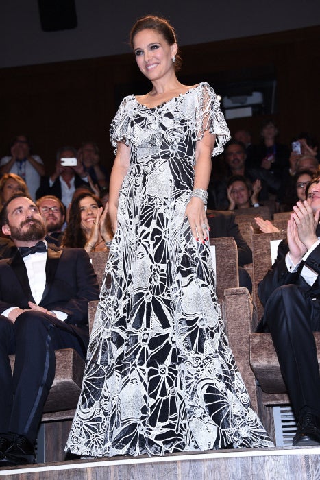 Aunque nos gusta, quizá este no sea el vestido más favorecedor que recordamos en el historial sartorial de la actriz, pero el look en conjunto, con una sofisticada apuesta 'beauty' y las espectaculares joyas de Bulgari que lució, es otro sobresaliente en estilo para Natalie Portman.