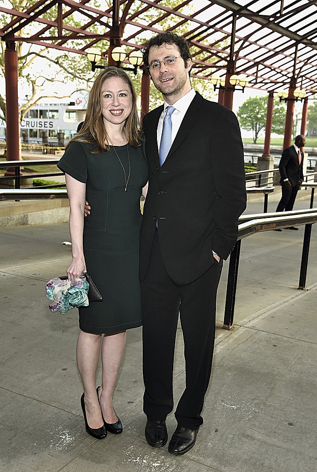 Chelsea con su marido, Marc Mezvinsky.