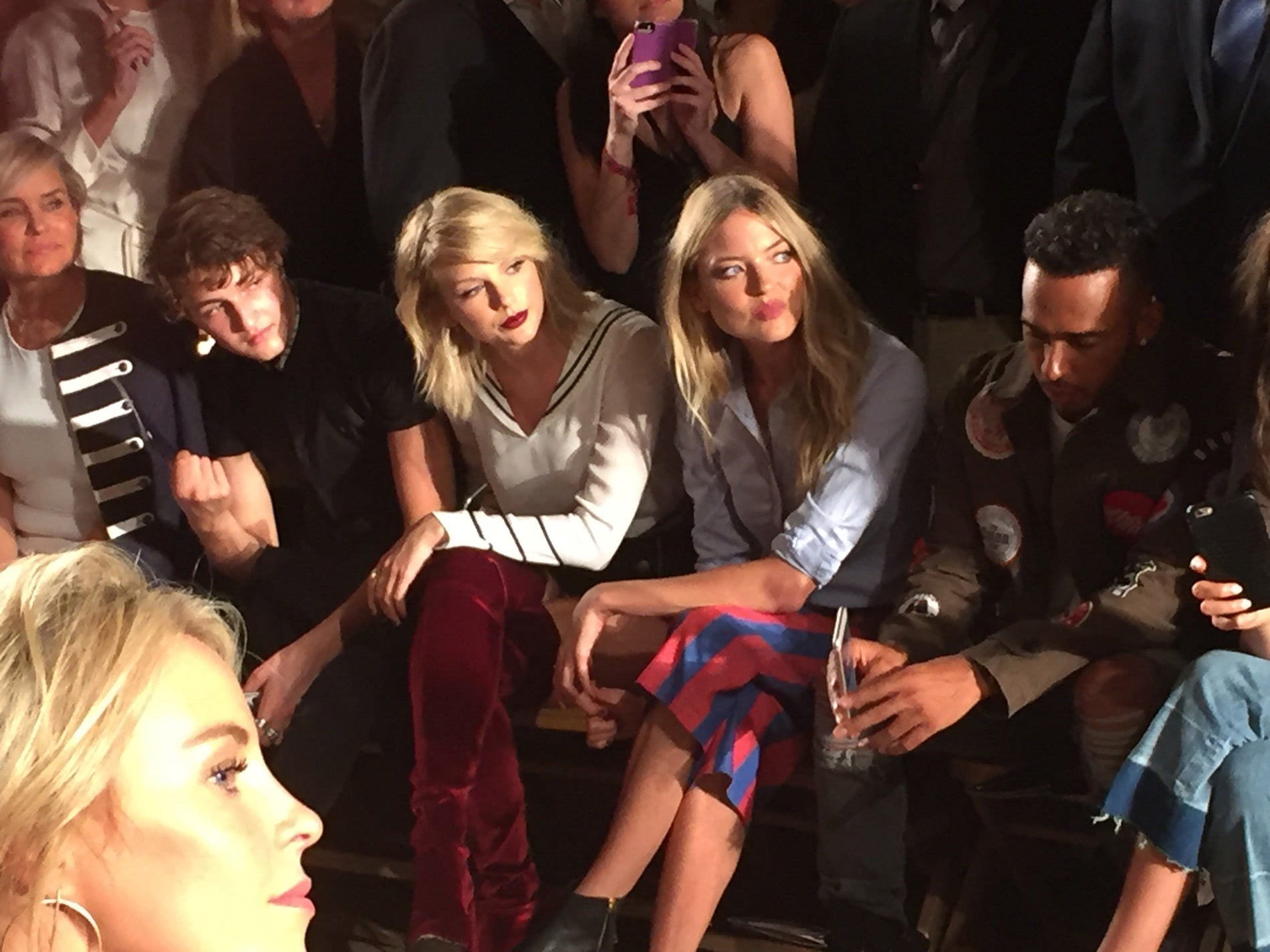 Tanto Taylor Swift como su amiga la modelo Martha Hunt se dejaban ver en el Front Row.