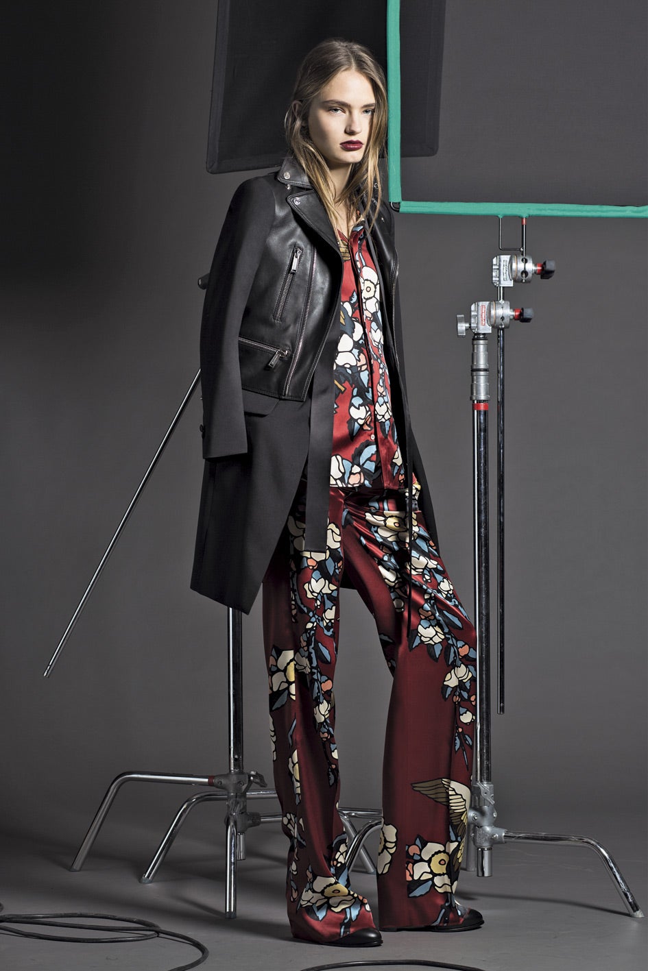 Los gemelos canadienses Dean y Dan Caten, que crearon la firma DSquared en 1991, por fin se han animado a abrir su propia tienda en nuestro país y estrenan localización en Madrid, en plena milla de oro (Ortega y Gasset, 5). Sus colecciones (en la imagen, un look de la de este otoño) funcionaban muy bien en tiendas multimarca, pero por fin ya tienen un espacio propio.