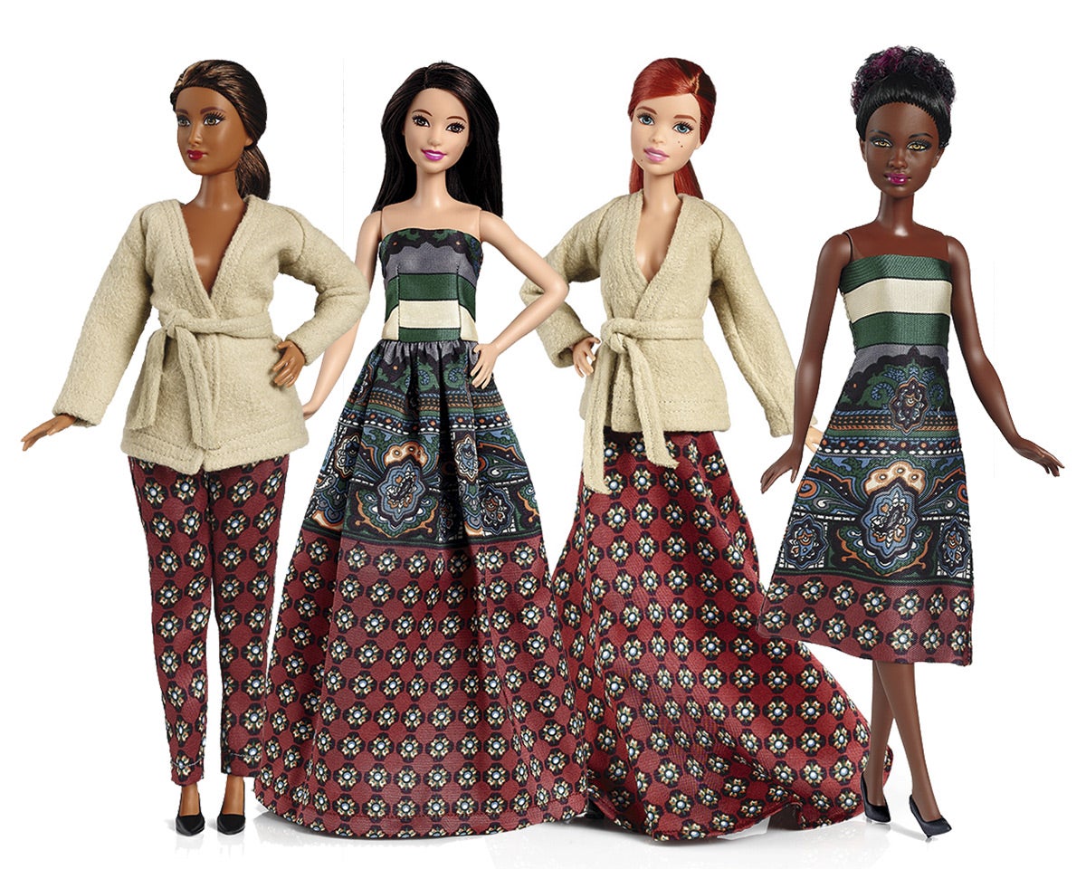 La icónica muñeca también celebra la Madrid Fashion Week. Y lo hace con una exposición donde luce las propuestas de las revistas de moda: Mujerhoy, Harpers Bazaar, Elle, Telva, Glamour... Estos son los modelos creados por Mujerhoy, teniendo en cuenta la diversidad de la muñeca: para la Barbie alta, la curvy, la baja y la clásica. Del 15 al 21 de septiembre, en el Hotel Las Letras, de Madrid.