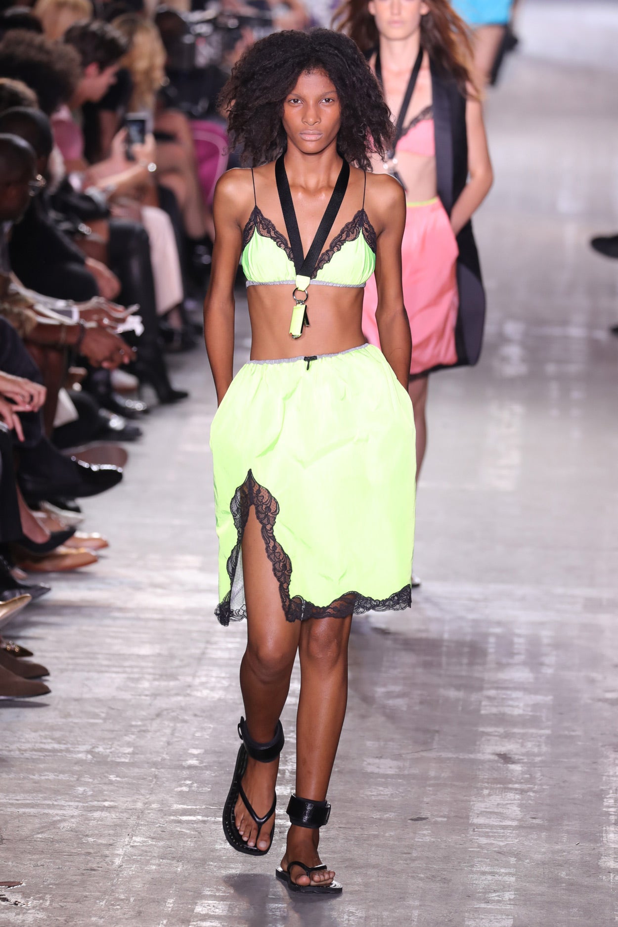 La nueva modelo Liany Gomez luce un vestido lencero en color amarillo con encajes.