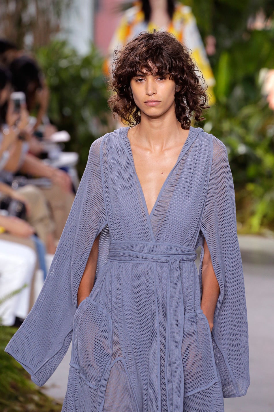 Algunas de las prendas las desgastaron "para hacer como que tenía esa prenda desde hace 10 años", como el look que llevaba la modelo Mica Arganaraz.