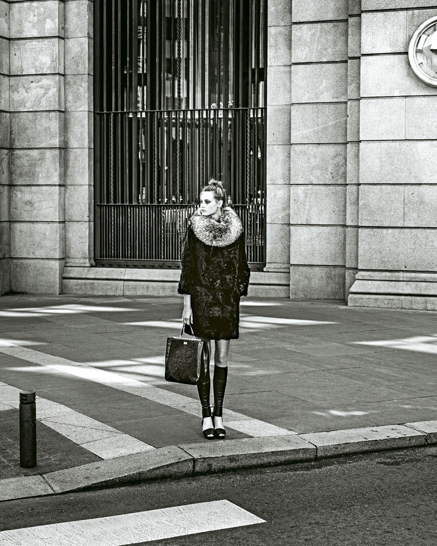 Abrigo de charol y gorro de piel. Todo de Roberto Verino.