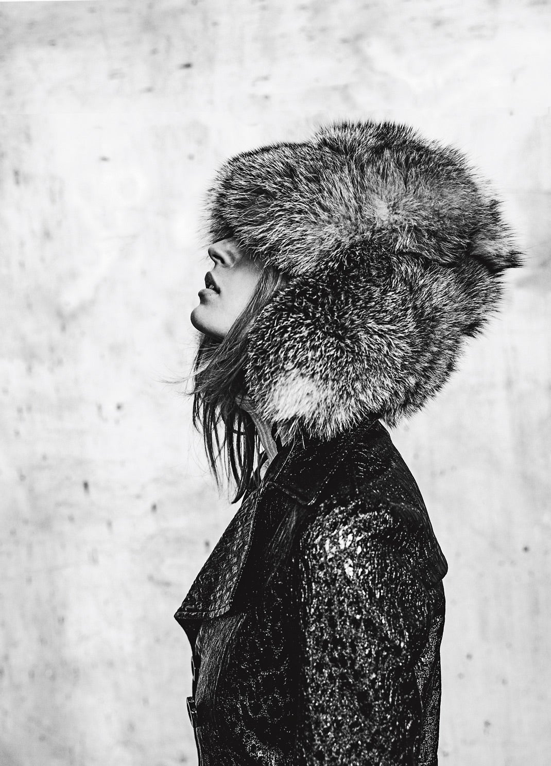 Abrigo de piel con estola, bolso con brocado y piel, calentadores y sandalias. Todo de Roberto Verino.