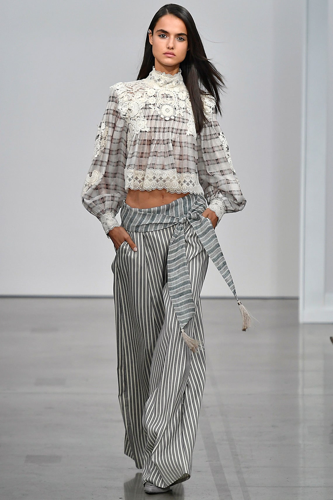 La modelo española Blanca Padilla enseña su look con mezclas de estampados: rayas con cuadros, con encajes..