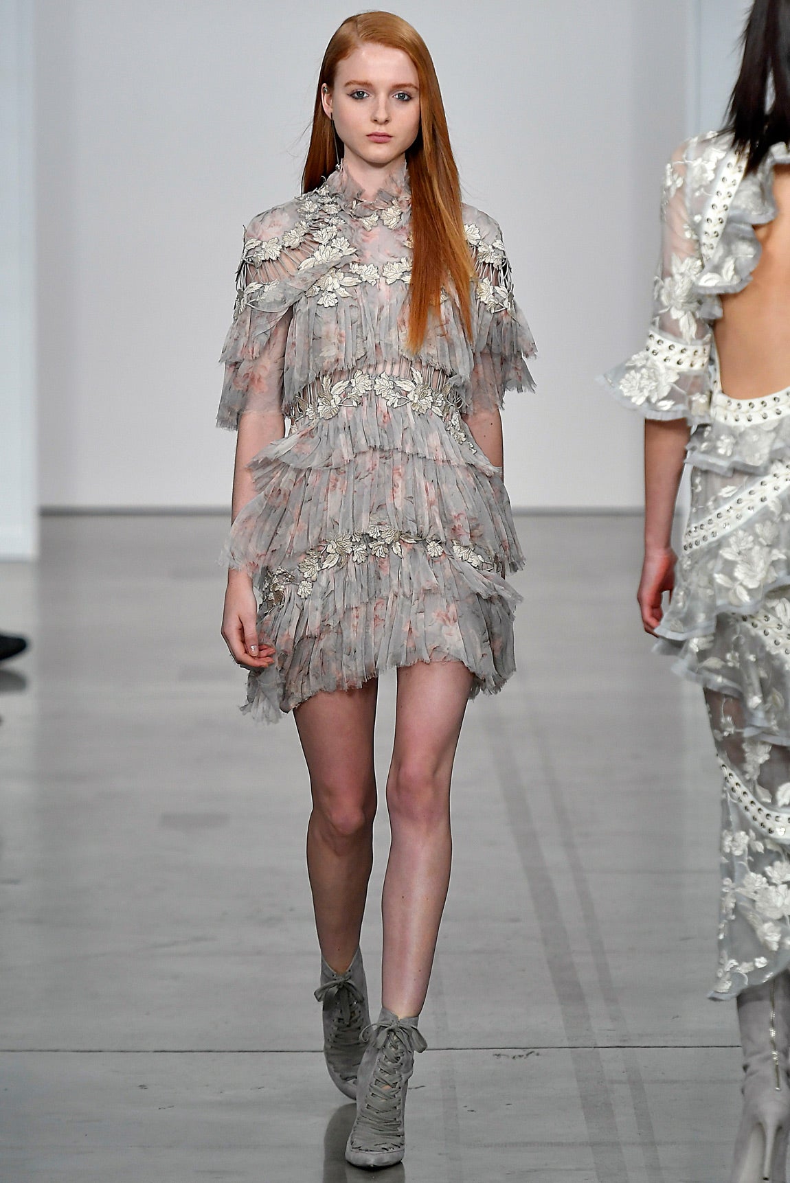 Colección romática que le recuera a una "especie de pirata sexy" según el diseñador.