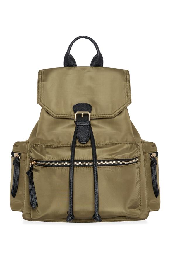 En verde militar, mochila de Primark (Precio: 14 euros)
