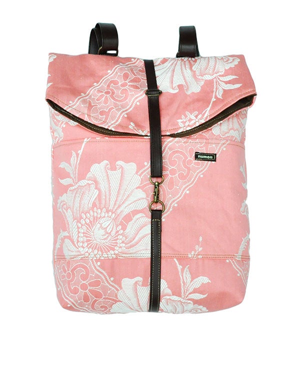 Numon es una firma que elabora todas sus mochilas de forma artesanal y las hace a partir de ropa de casa reciclada (CPV)