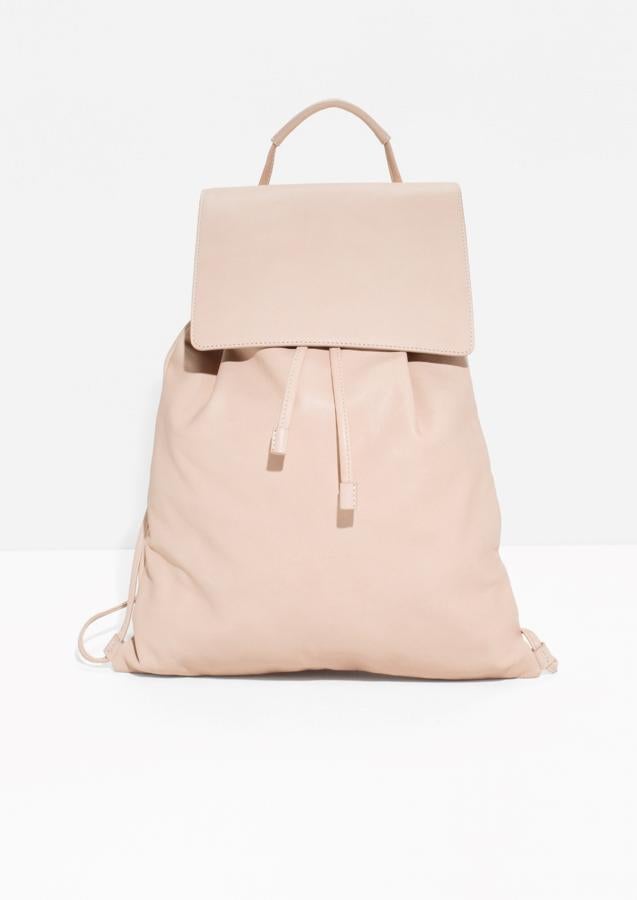 &Other Stories apuesta por el color nude en mochilas como esta (Precio: 110 euros)